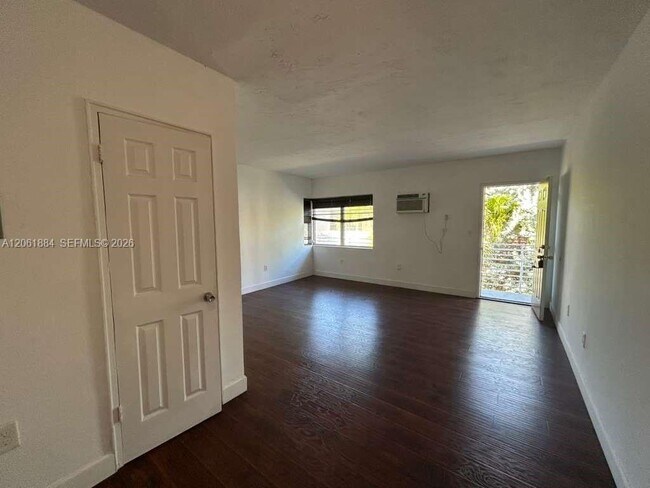 Building Photo - 8321 Crespi Blvd