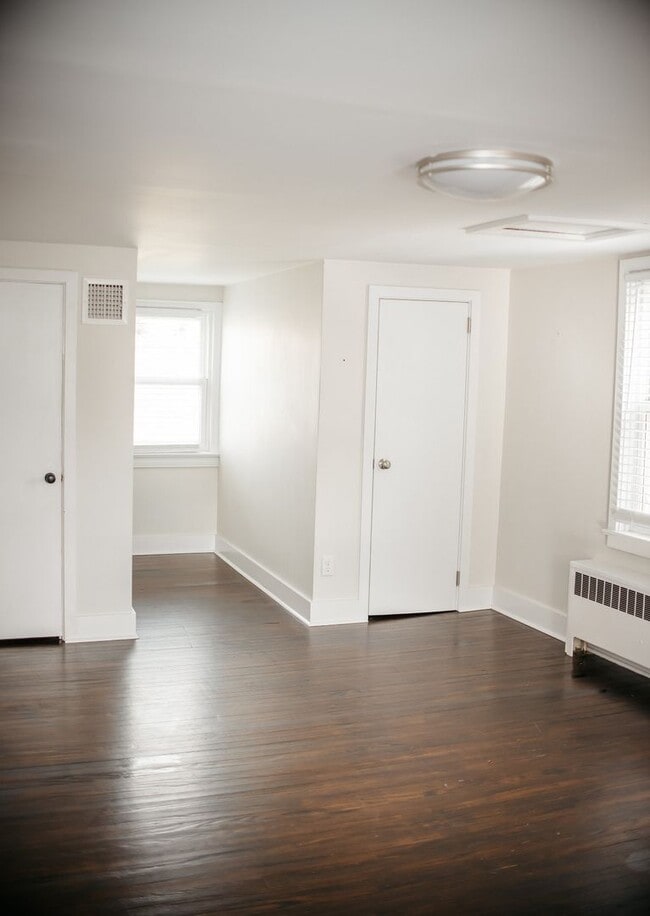 Building Photo - 870 E Main St