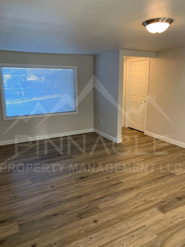 Building Photo - 2 Bedroom House