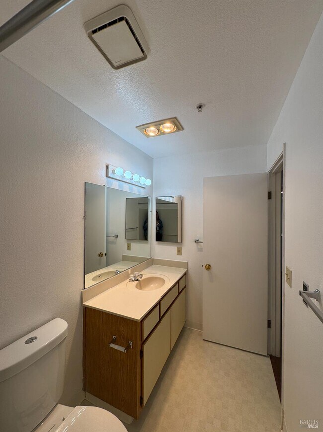 Building Photo - 375 Lighthouse Dr