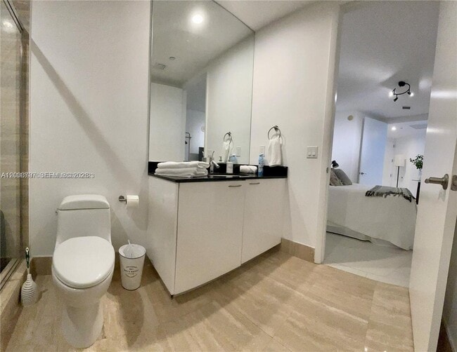 Building Photo - 15811 Collins Ave
