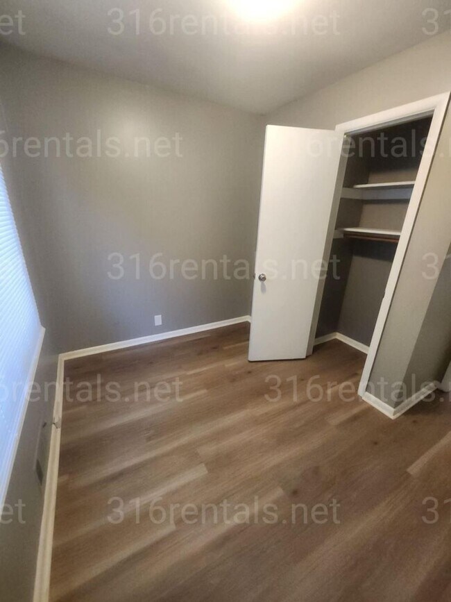 Building Photo - $1045 - 3 bedroom / 1 bathroom - Single Fa...