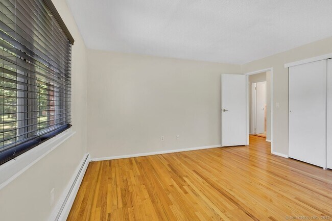Building Photo - 476 Oak Ave