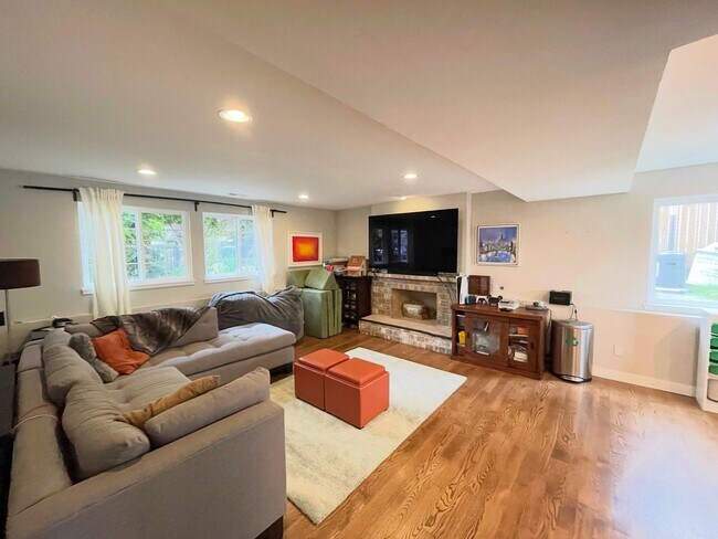 Building Photo - Spacious Corner-Lot Home 4 bed 3 bath – Green Lake, Seattle, WA