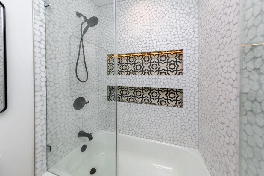 Building Photo - 854 S Sycamore Ave