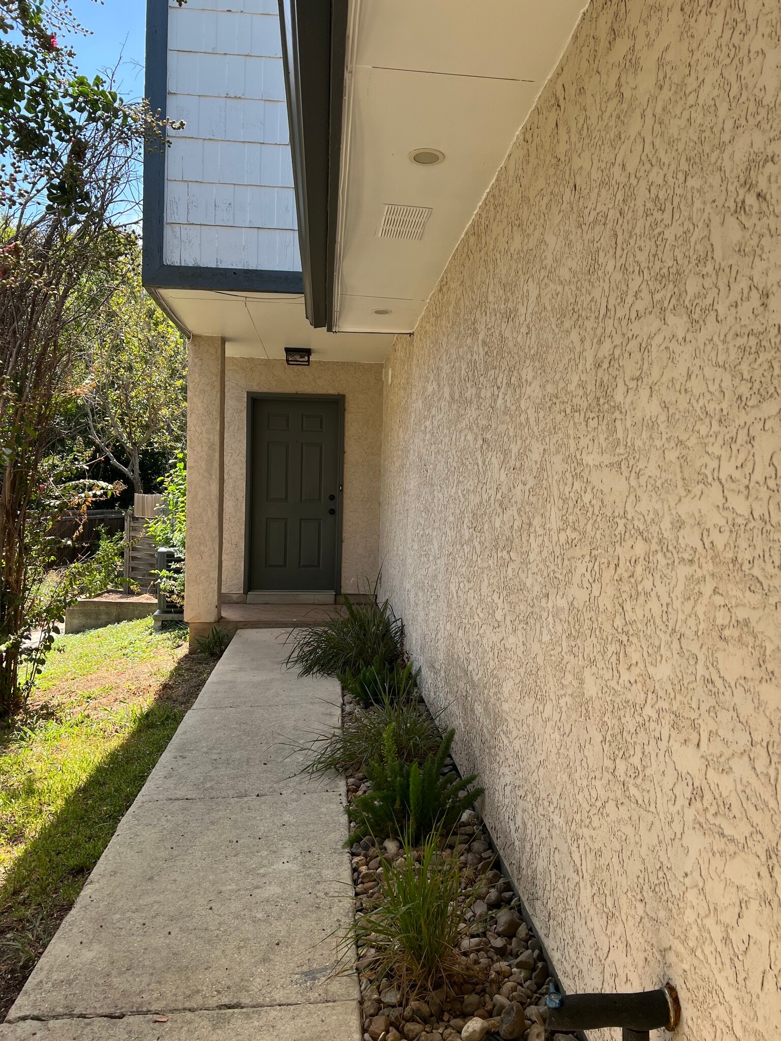 Separate entryway - 12132 Vista Nogal