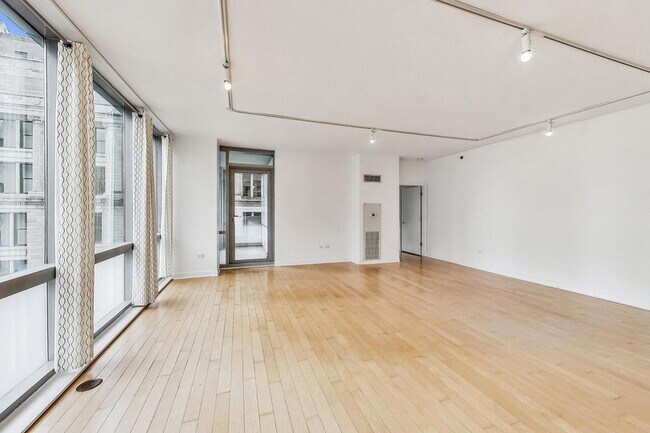 Building Photo - 8 E Randolph St