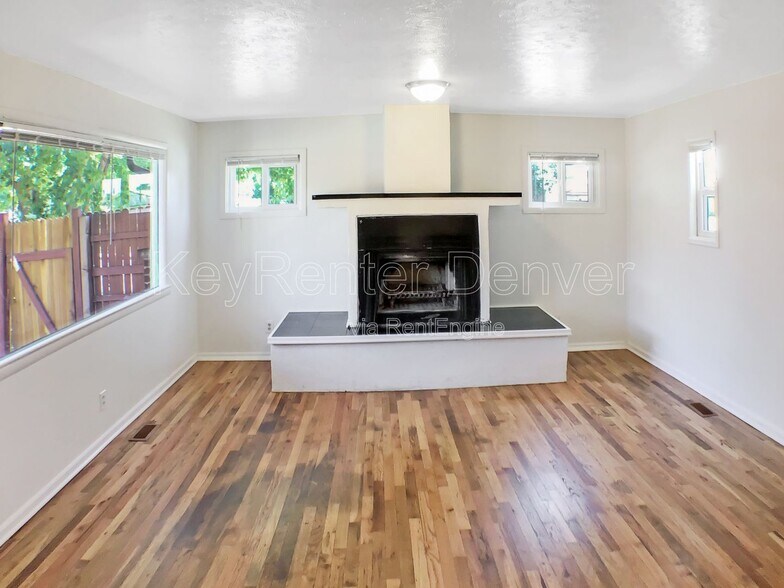 Building Photo - 1995 Ingalls St