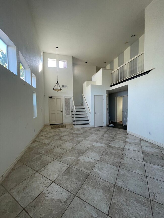 Building Photo - Spacious House for Rent