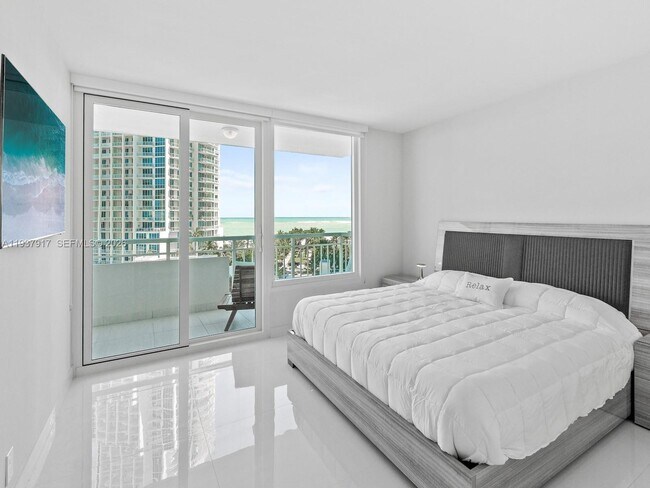 Building Photo - 400 S Pointe Dr