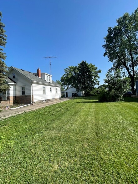 Yard - 1720 E Watch Ave
