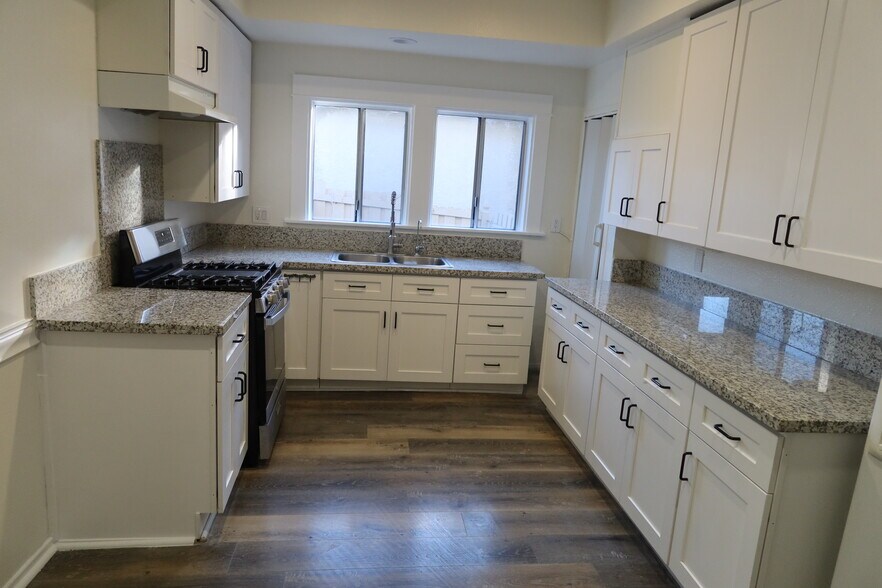 Building Photo - 537 W Milford St