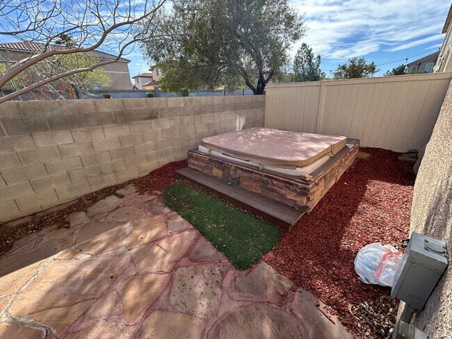 Building Photo - 3 bedroom Conveniently located