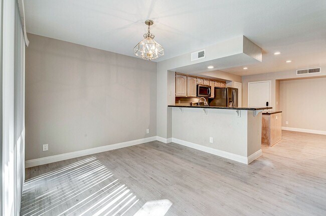 Building Photo - Gorgeous 2 Bedroom home in Desert Shores Racquet Club!