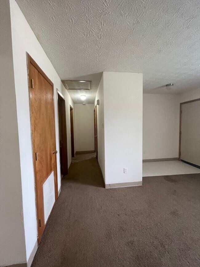Building Photo - 2 Bedroom 2 Bath Duplex Call Ed Johnson 86...