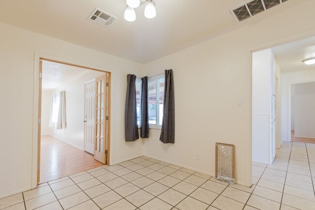 Building Photo - 3 Bedroom 2 Bathroom