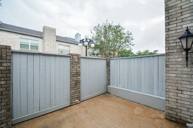 Building Photo - 664 Wilcrest Dr