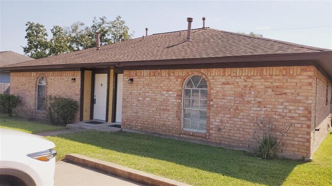 Building Photo - 6360 Crestside Dr