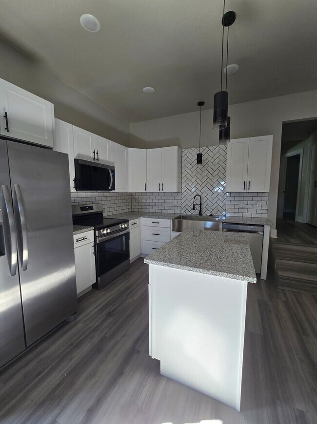 Building Photo - 3 Bed 2 Bath Apartment