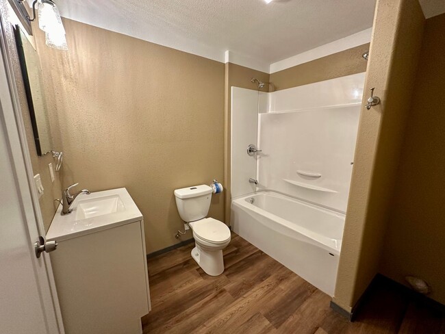 Building Photo - Newly remodeled trailer in park