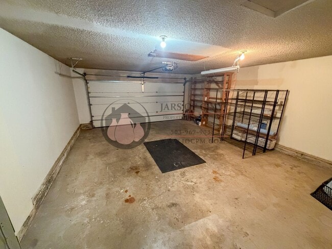 Building Photo - 3862 Doloris Ct NE