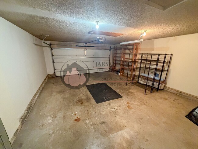 Building Photo - Updated 3 Bed / 2 Bath Salem Home with Central A/C, Fenced Yard & Included Landscaping!
