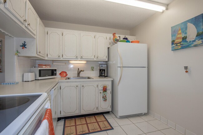 Building Photo - 1502 S Lakeside Dr