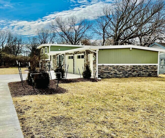 Building Photo - Gorgeous fully updated 3 bed 3 bath near KU Campus!