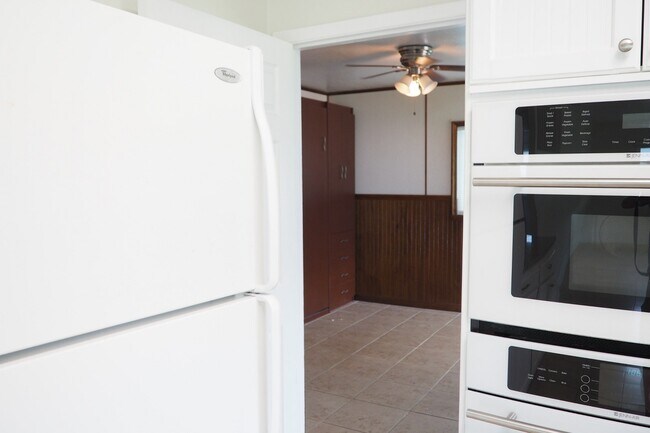 Building Photo - 10154 118th Ave