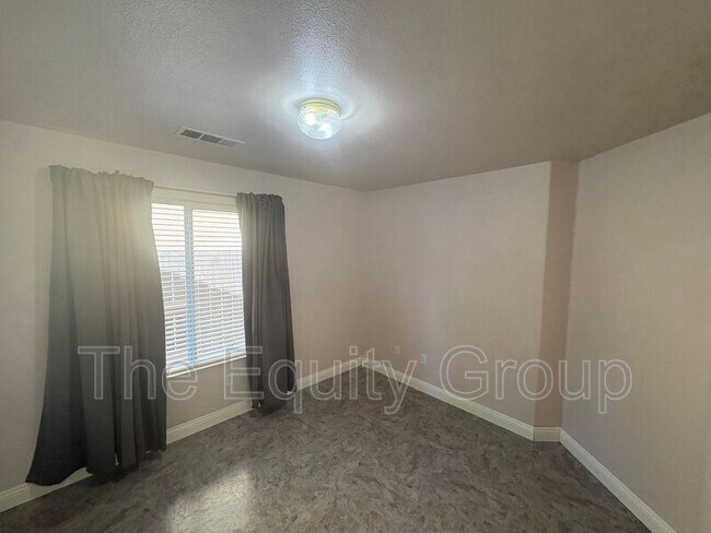 Building Photo - 2935 S Aspen St