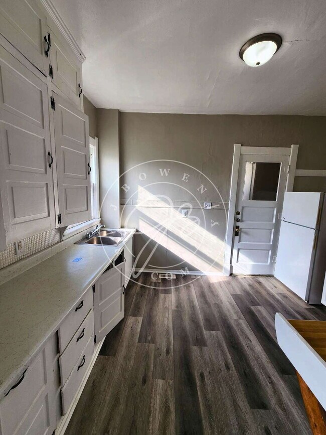 Building Photo - 1200 Sq foot lower duplex! Tons of space a...