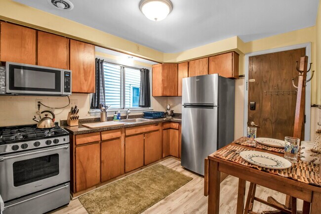 Building Photo - Furnished 1-Bedroom Apartment on Glendale Pl
