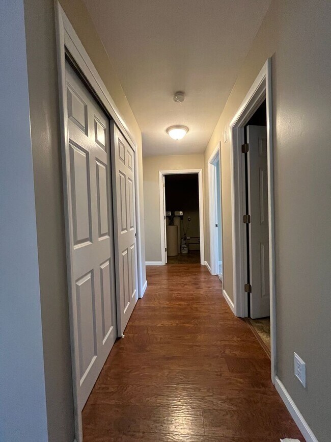Building Photo - Very Large Home South of Warsaw 4 Bedroom