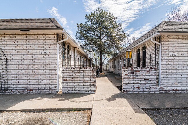 Building Photo - 1107 S Jackson St