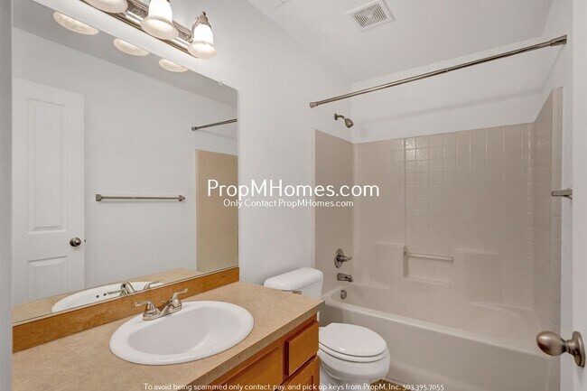 Building Photo - Spacious Townhome in Tanasbourne!