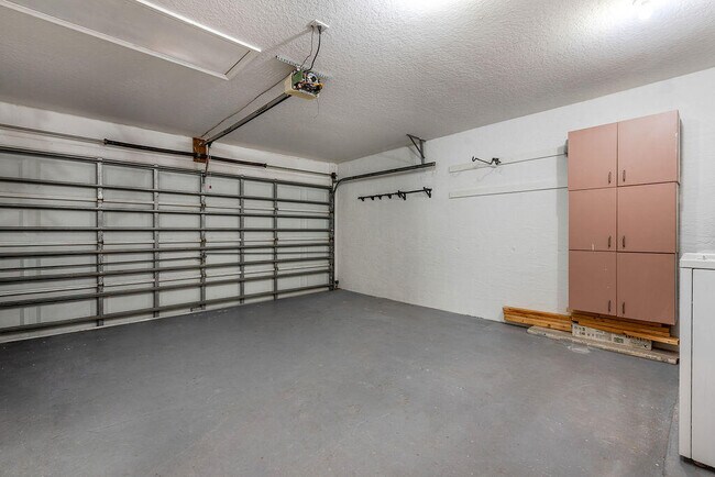 Building Photo - 1975 Oak Berry Cir