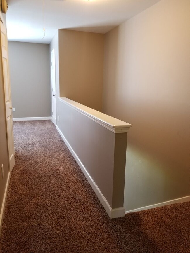 Building Photo - Move in ready close to airport BNA and I40