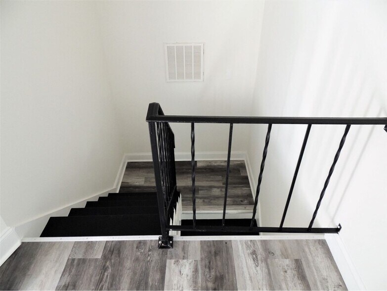 Building Photo - 738 Sylvan