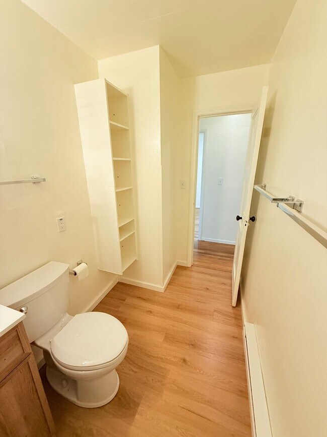 Building Photo - Duplex unit close to Olympic College.