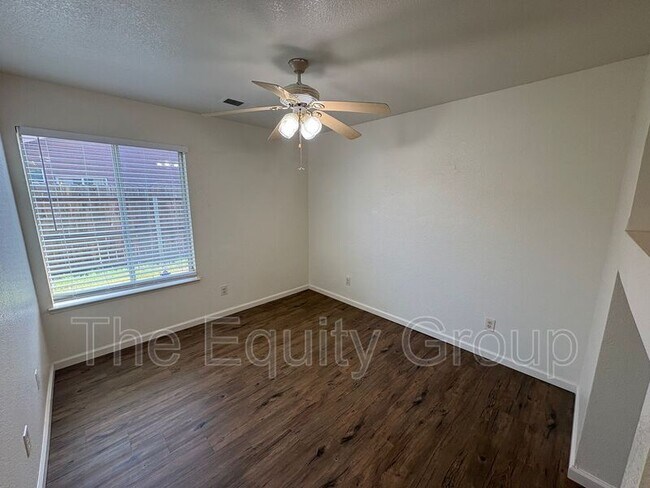 Building Photo - 451 W Marilyn St