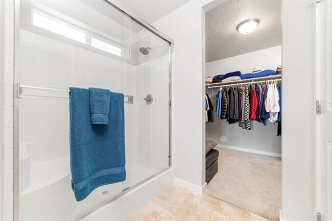 Building Photo - $500 OFF OCTOBER RENT!