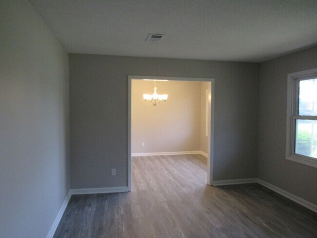 Building Photo - Convenient Northeast location!