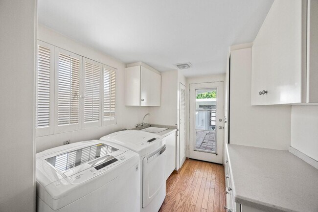 Building Photo - 255 Camino Buena Vista
