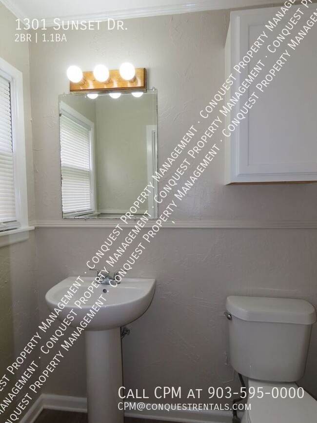 Building Photo - 1301 Sunset Dr