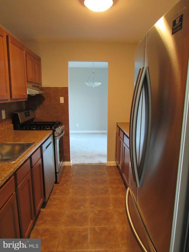 Building Photo - NEWLY AVAILABLE - RENOVATED 3 BR UNIT IN T...