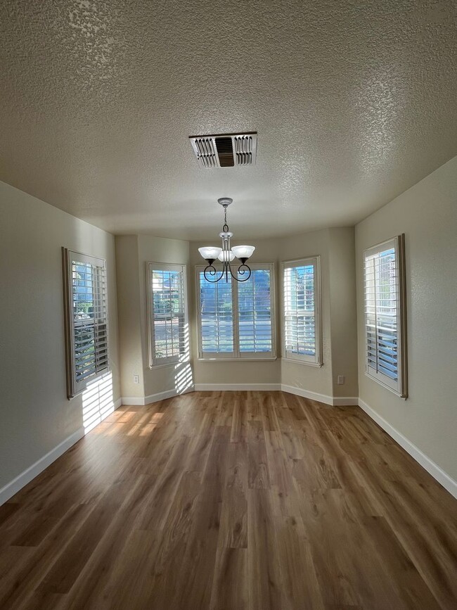 Building Photo - Hard to find Dixon single story home!