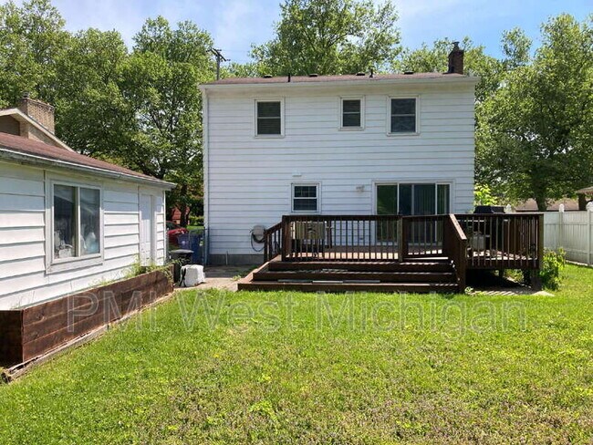 Building Photo - 1013 Worcester Dr NE