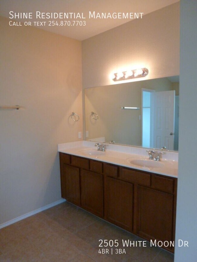 Building Photo - 2505 White Moon Dr