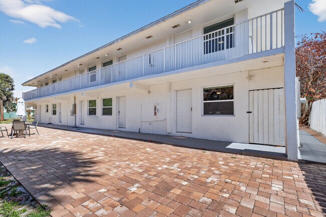 Building Photo - 2305 Tamarind Dr