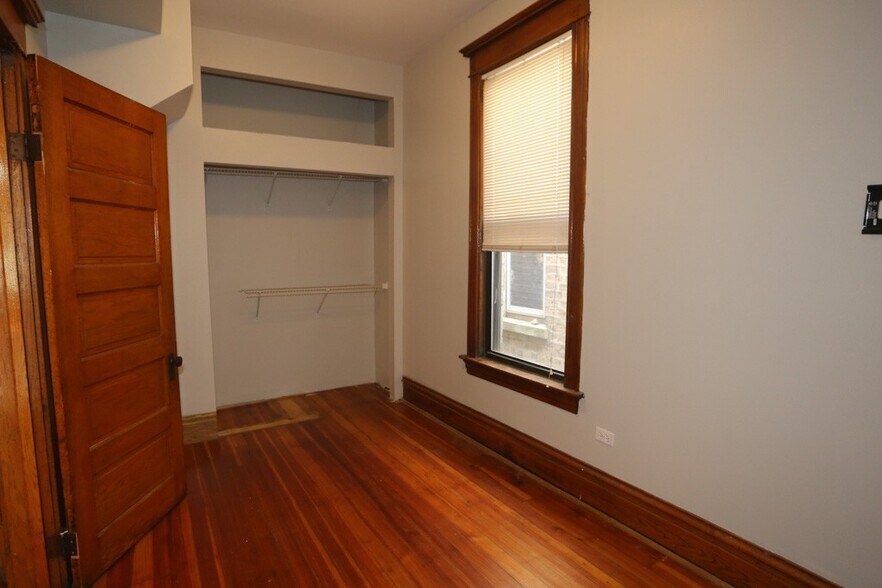 Building Photo - 1326 N Claremont Ave